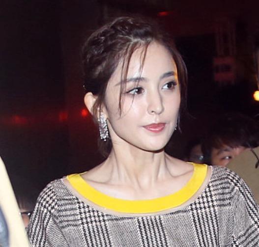 女朋友喜欢吃娱乐圈的瓜,她心中的甜蜜圈粉瞬间