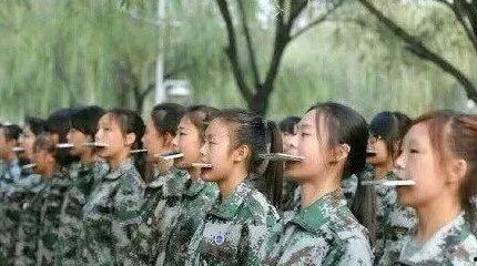 近期热门吃瓜事件教官,教官角色引发热议